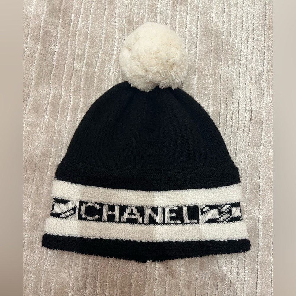 Chanel REV Black White Pom Pom 100% Cashmere CC Beanie